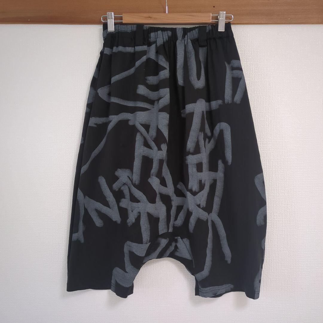 モユル　MOYURU サルエルパンツ 黒と灰色のグラフィック