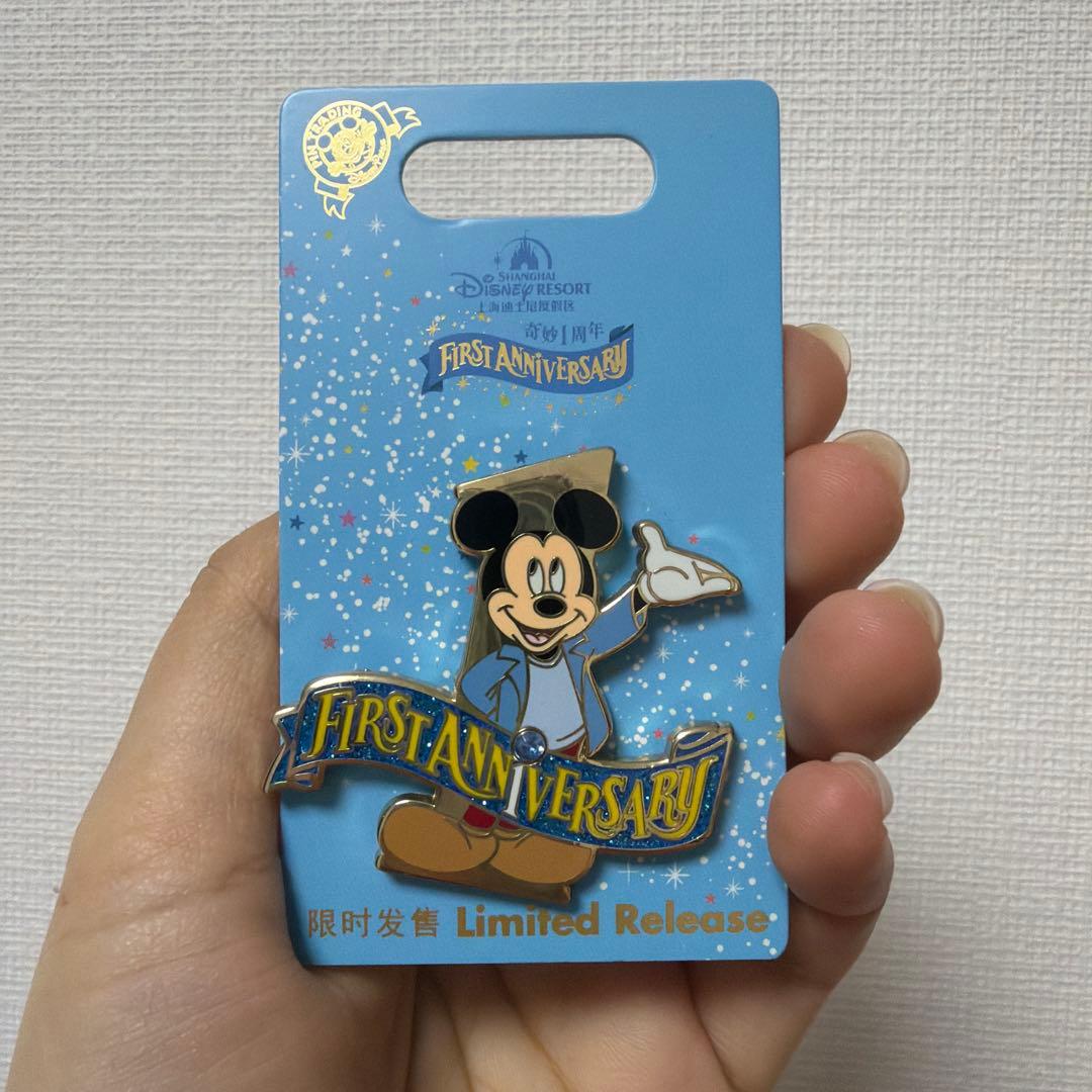 上海ディズニー ミッキー ピンバッジ 1周年記念 - メルカリ 上海