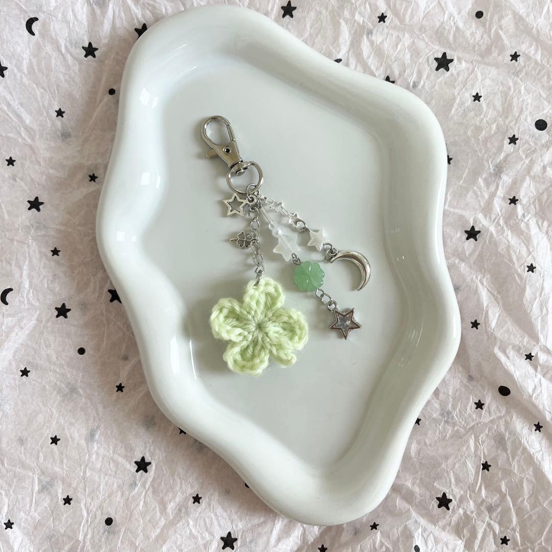 クローバー 編み物 ビーズキーホルダー - メルカリ