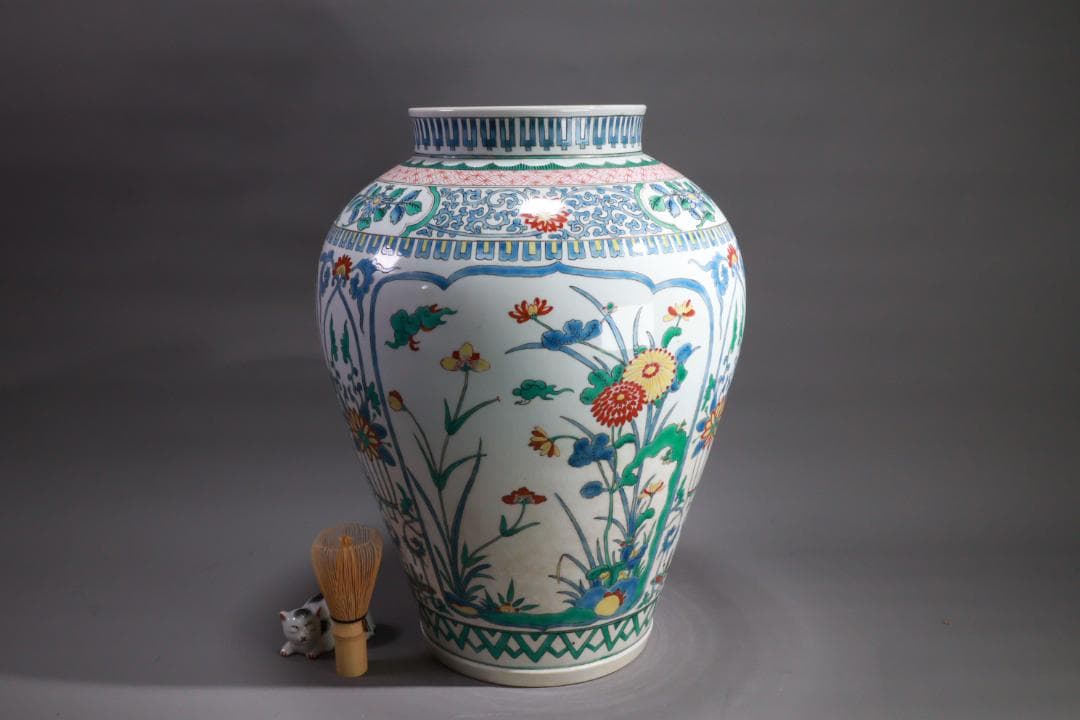 有田焼 柿右衛門様式 色絵七宝花唐草三方花卉図 大壷 BE931