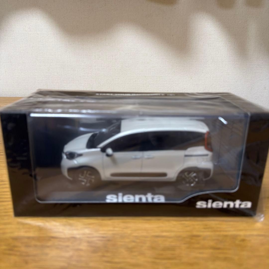 新品未開封】トヨタ シエンタ ホワイトパール 1/30カラーサンプル