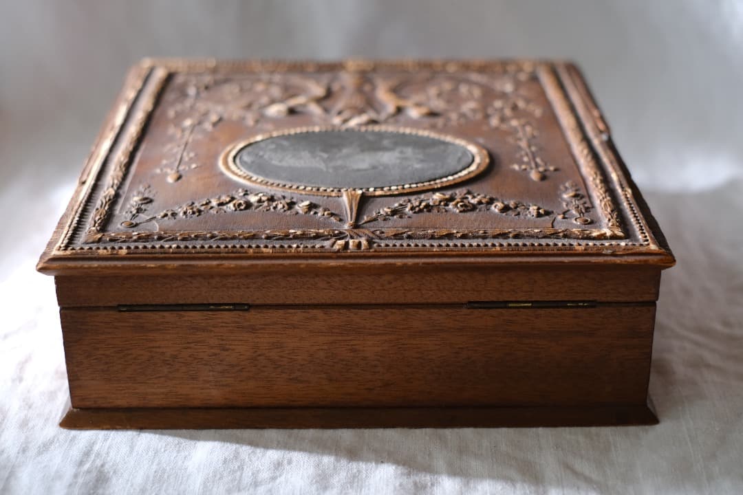 Holiday Sale】フランスアンティーク｜ネオ・ルネサンス様式の木箱