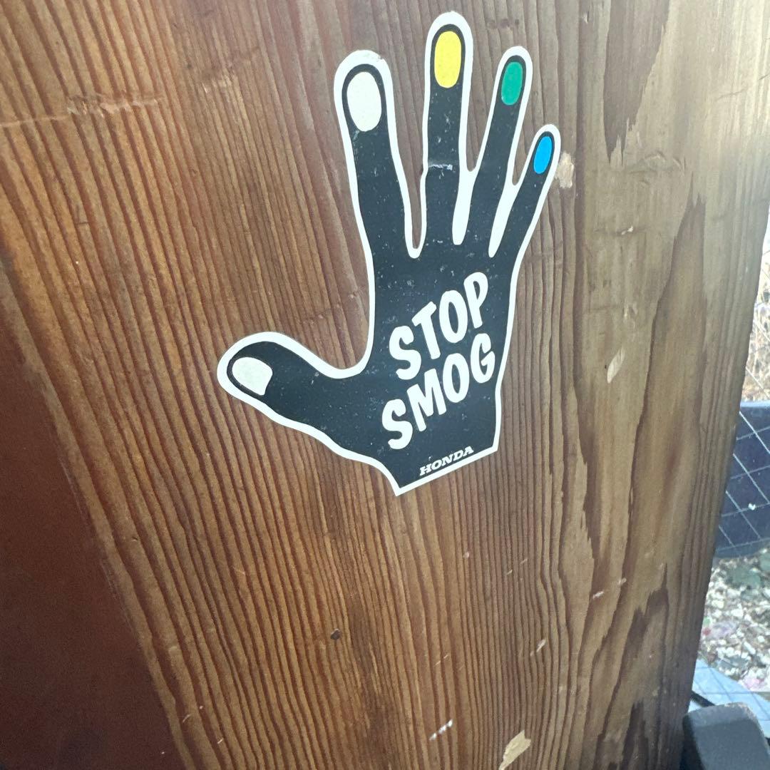 木製棚タンス、本棚 STOP SMOGステッカー