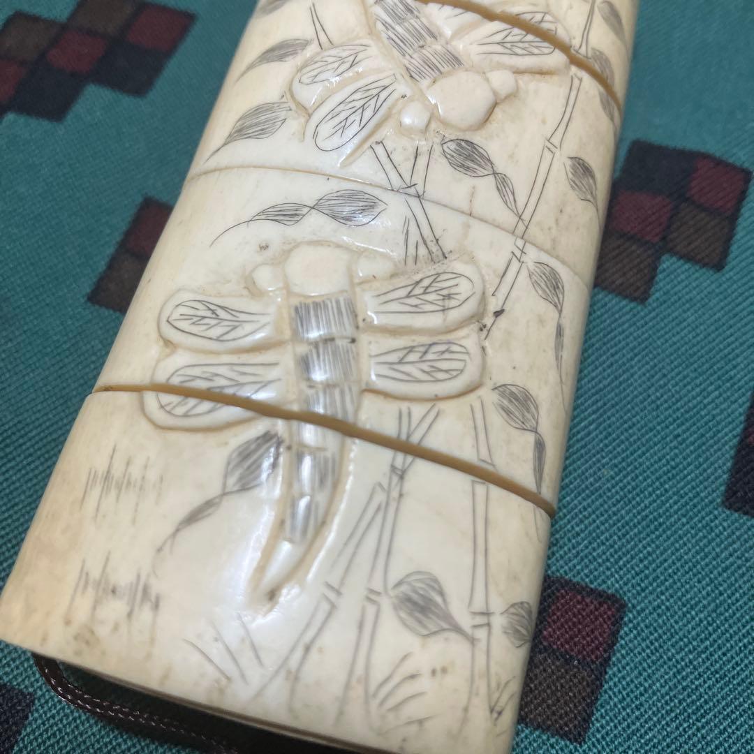 旧家蔵出し品　骨細工　印籠 花にトンボ　浮き彫り　彫刻　薬入