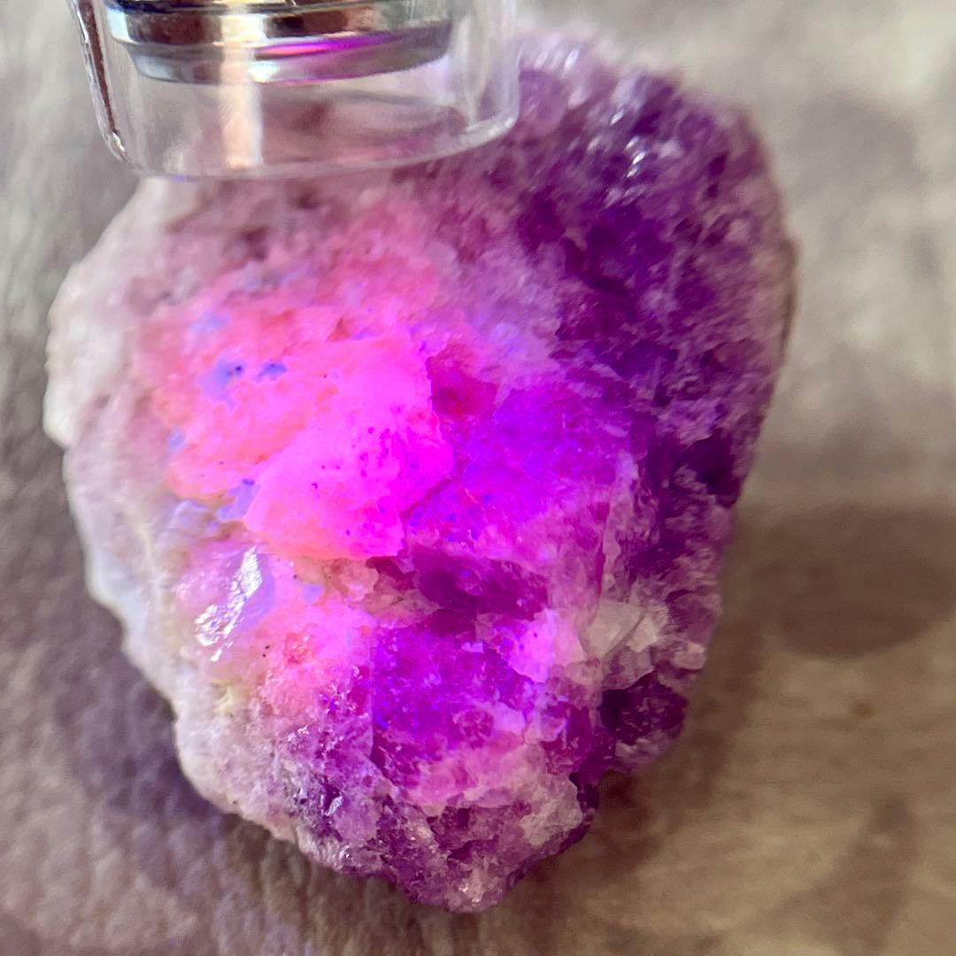 レア ハックマナイト 特大 105.45ct 未処理 蛍光 原石 天然石 鉱物