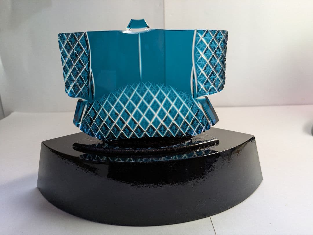 現代の名工、黒木国昭、『きもの図・薩摩切子文置物』、銘「黒木国昭作