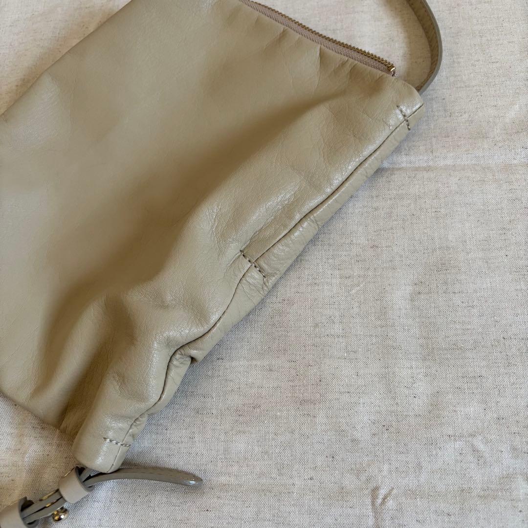 gemeil russet レザーミニショルダーバッグ ベージュ 斜め掛けバッグ