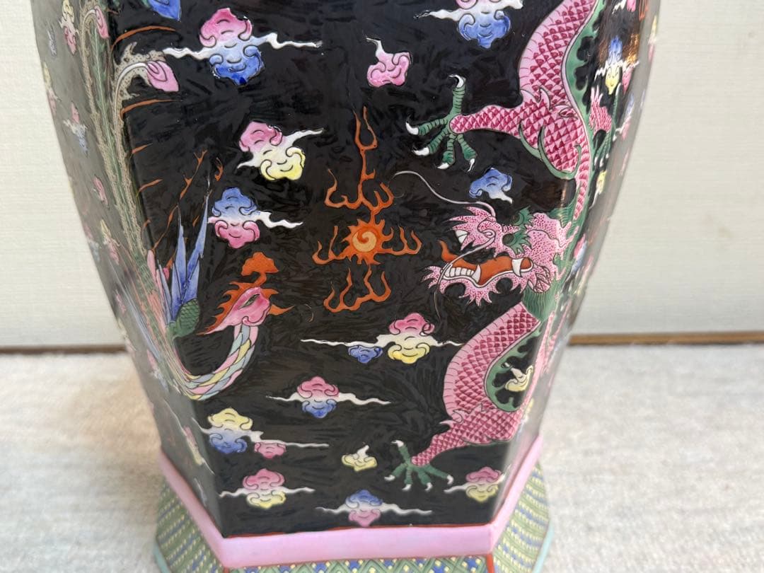 中国 大清乾隆年製銘 黒地粉彩龍鳳紋角瓶 右 高さ47.0cm 送料込み0106