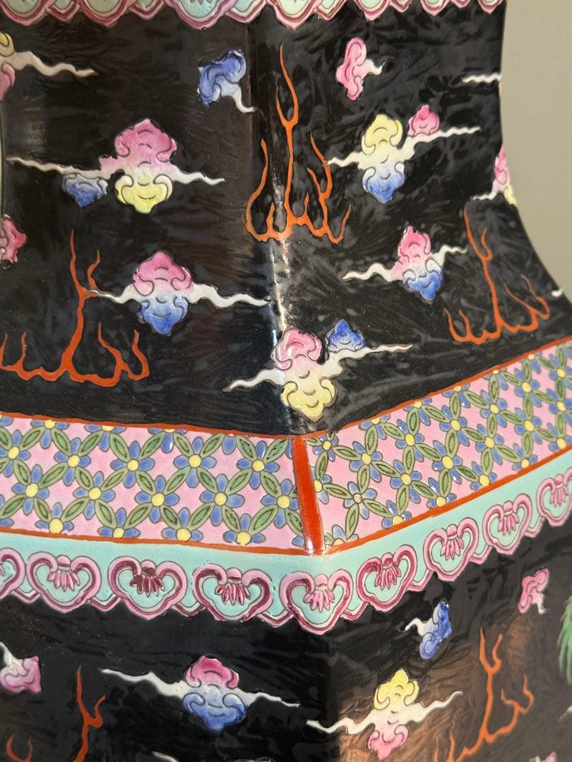 中国 大清乾隆年製銘 黒地粉彩龍鳳紋角瓶 右 高さ47.0cm 送料込み0106