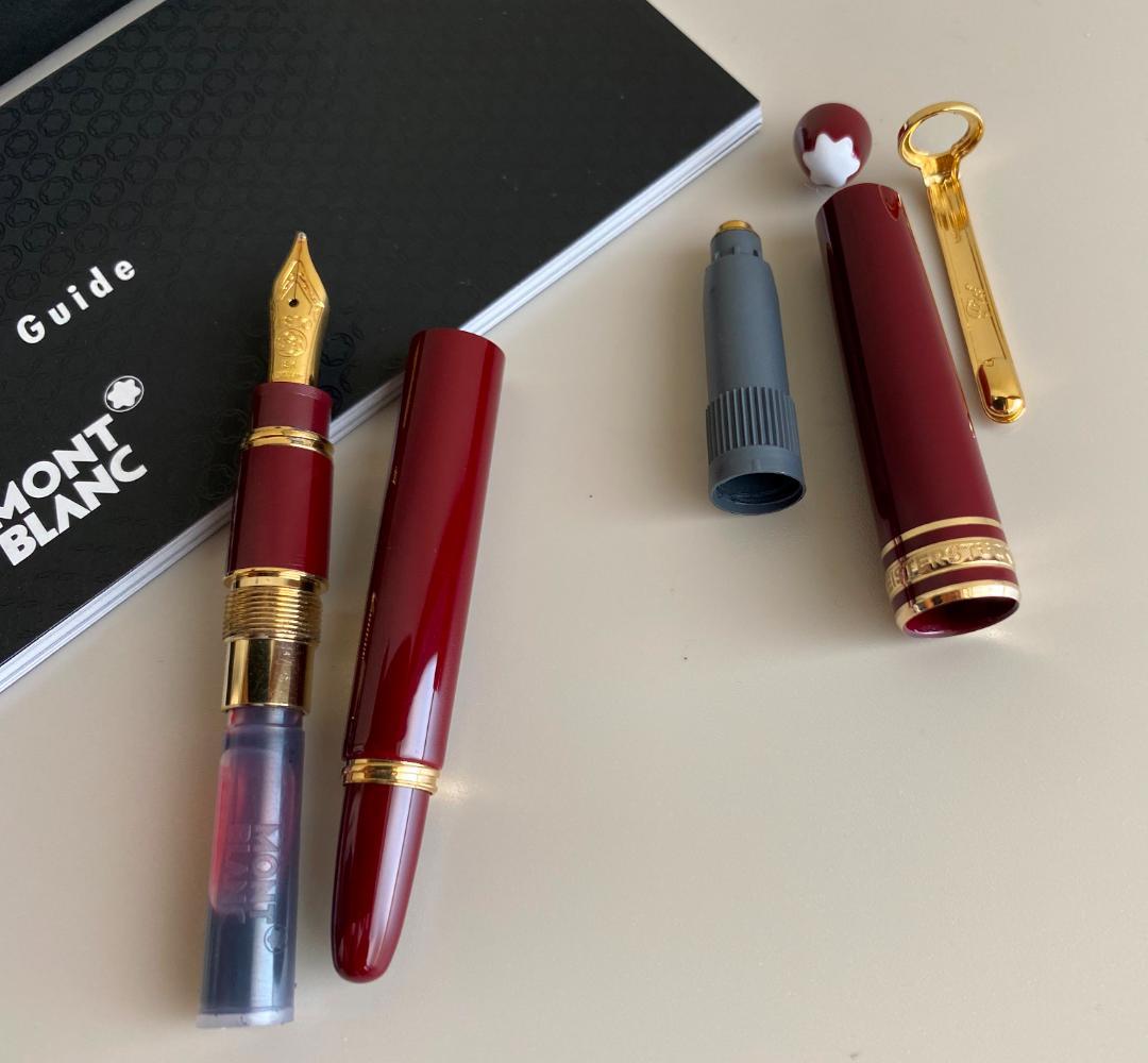 モンブラン114『モーツァルト』の、赤軸×金の万年筆(ペン先はFです