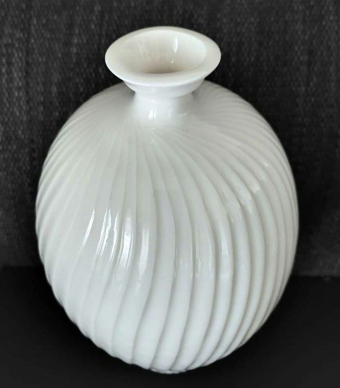 金井正 牙白磁彫文花瓶 師人間国宝清水卯一