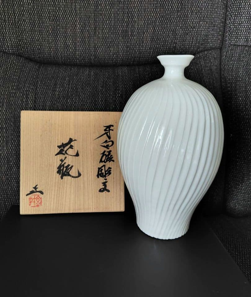 金井正 牙白磁彫文花瓶 師人間国宝清水卯一
