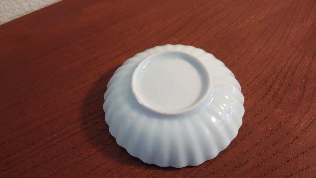 白磁　李朝　朝鮮陶器　陽刻　華の図　アンティーク李朝　古伊万里　初期伊万里　１客