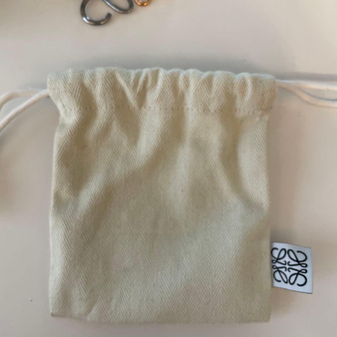 本物】ロエベ アナグラムブローチ マルチカラー - メルカリ