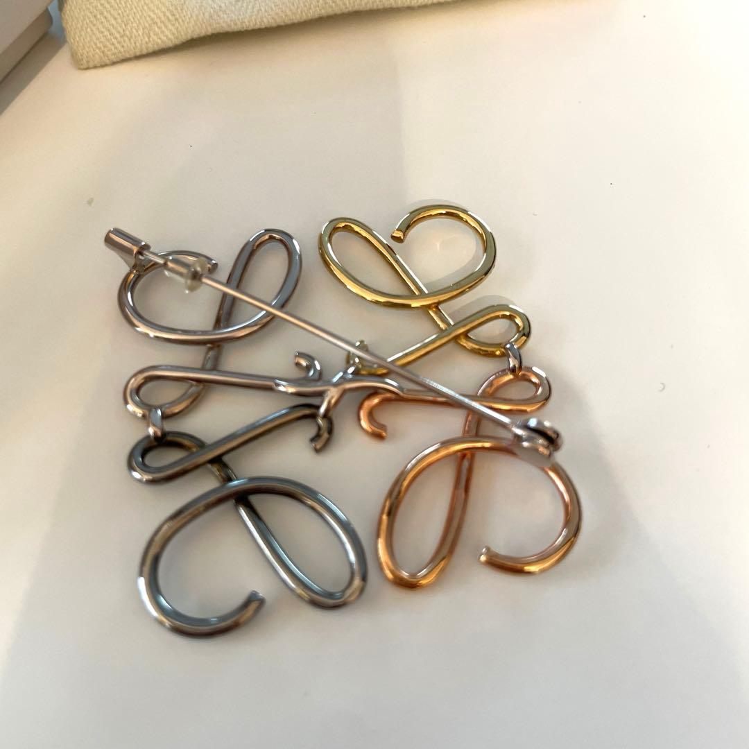 本物】ロエベ アナグラムブローチ マルチカラー - メルカリ