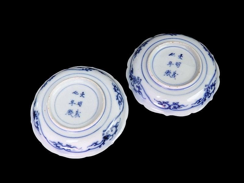 大聖寺伊万里 金襴手 菊花四方襷紋に牡丹の図 4寸皿2枚 E359 AS-CWo