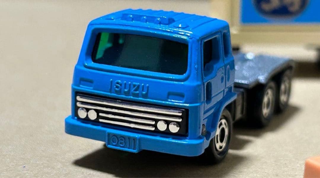 ロングトミカ いすゞ V12 ウイングルーフトレーラー LOWENBRAU