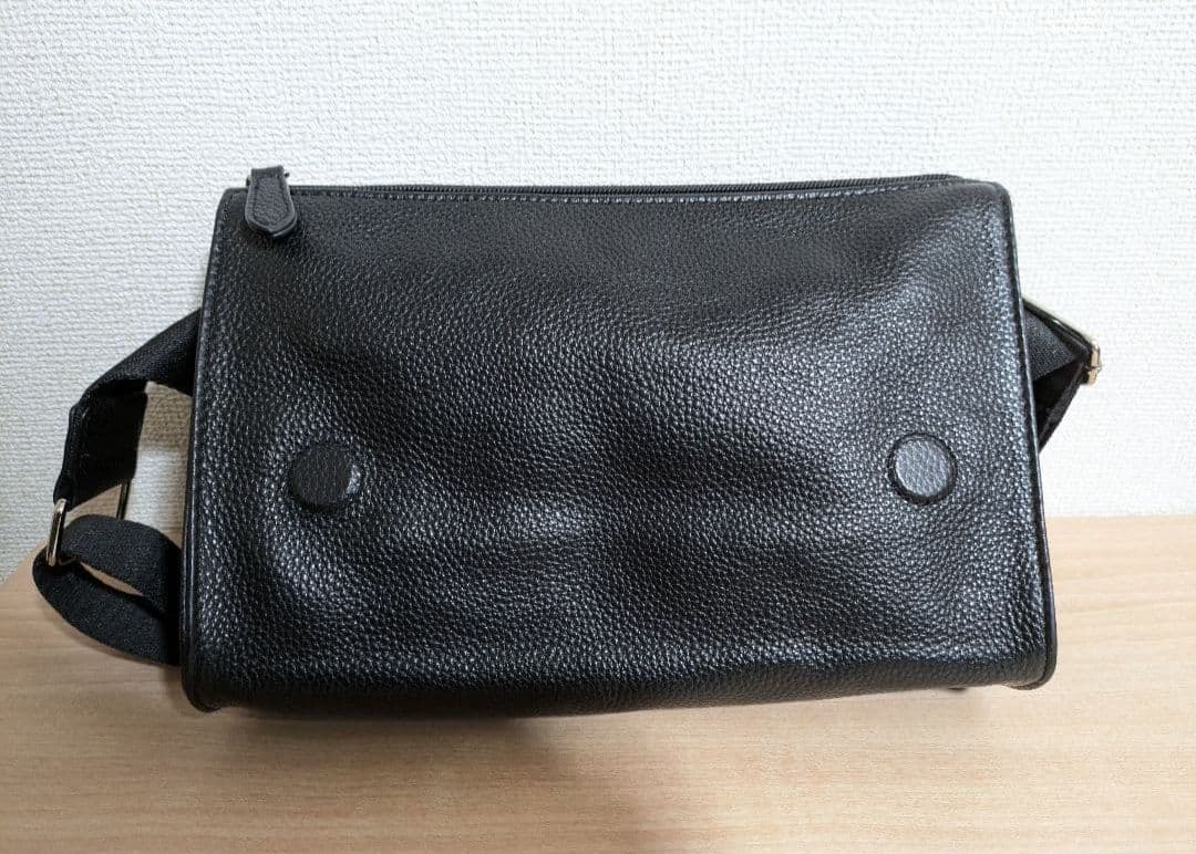 イアパピヨネ ワイドテープショルダーバッグ ブラック ストーン レザー