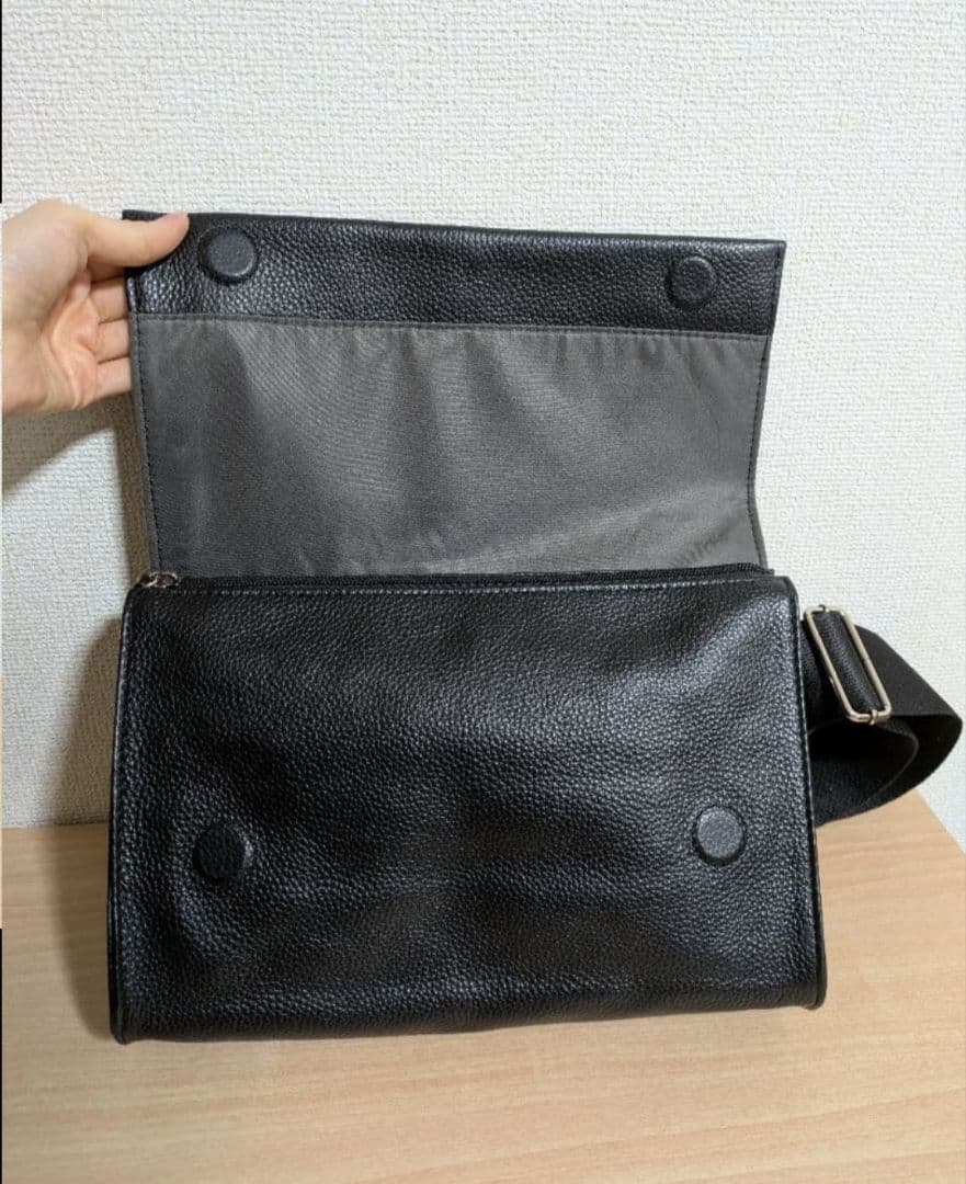 イアパピヨネ ワイドテープショルダーバッグ ブラック ストーン レザー