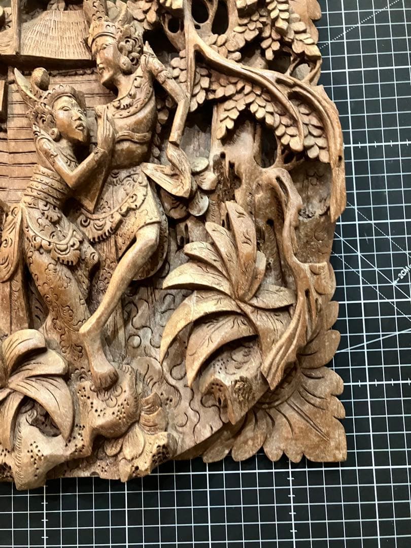 バリ風木製彫刻レリーフ 約横33cm x 縦34cm