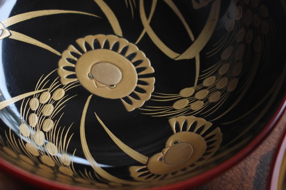 極小保管傷のみ！深みある糸目紅溜塗に極上稲穂福来雀蒔絵の