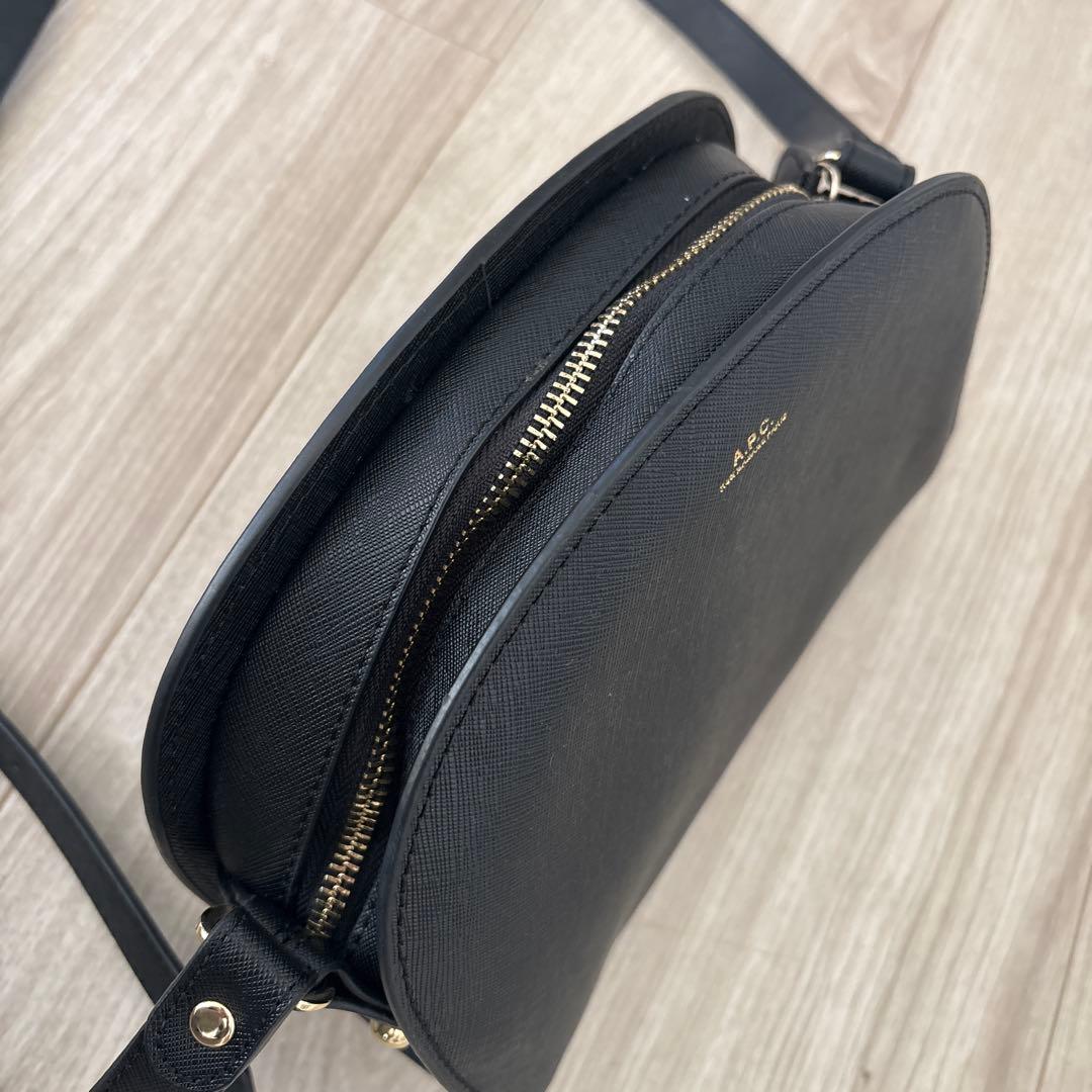 A.P.C. ハーフムーンバッグ　ブラック