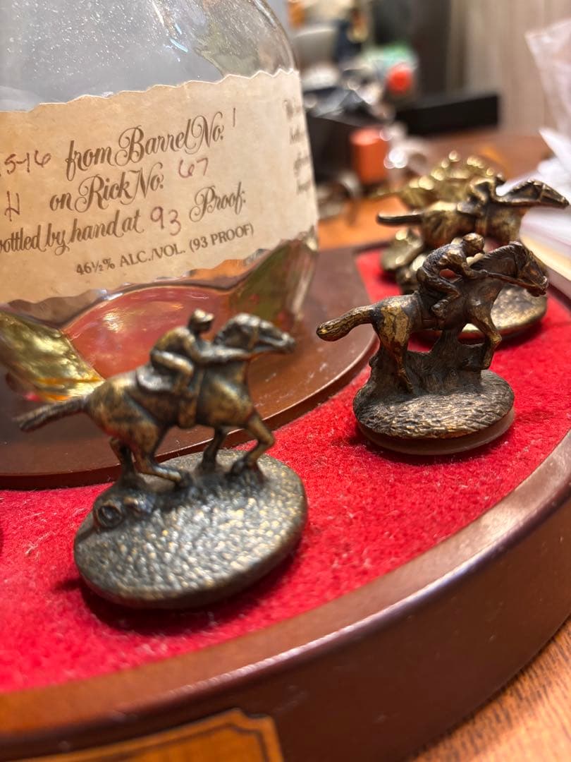 Blanton's ウイスキー空瓶と馬のフィギュア台座セット