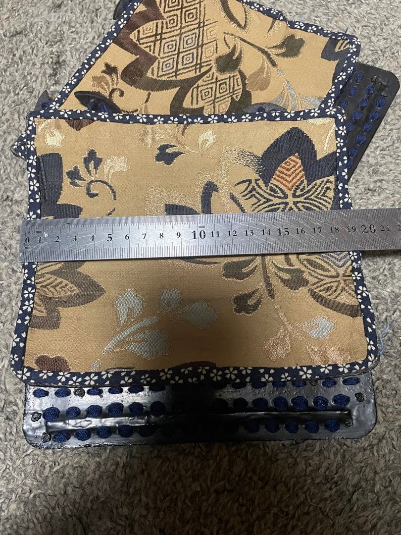 切付黒小札色々威袖　　武具　甲冑　鎧　兜　等身大