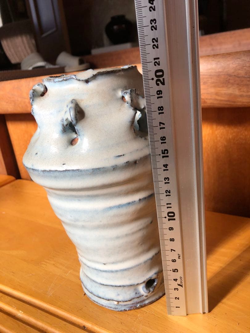 青白色の突起デザイン花瓶 骨董、古美術