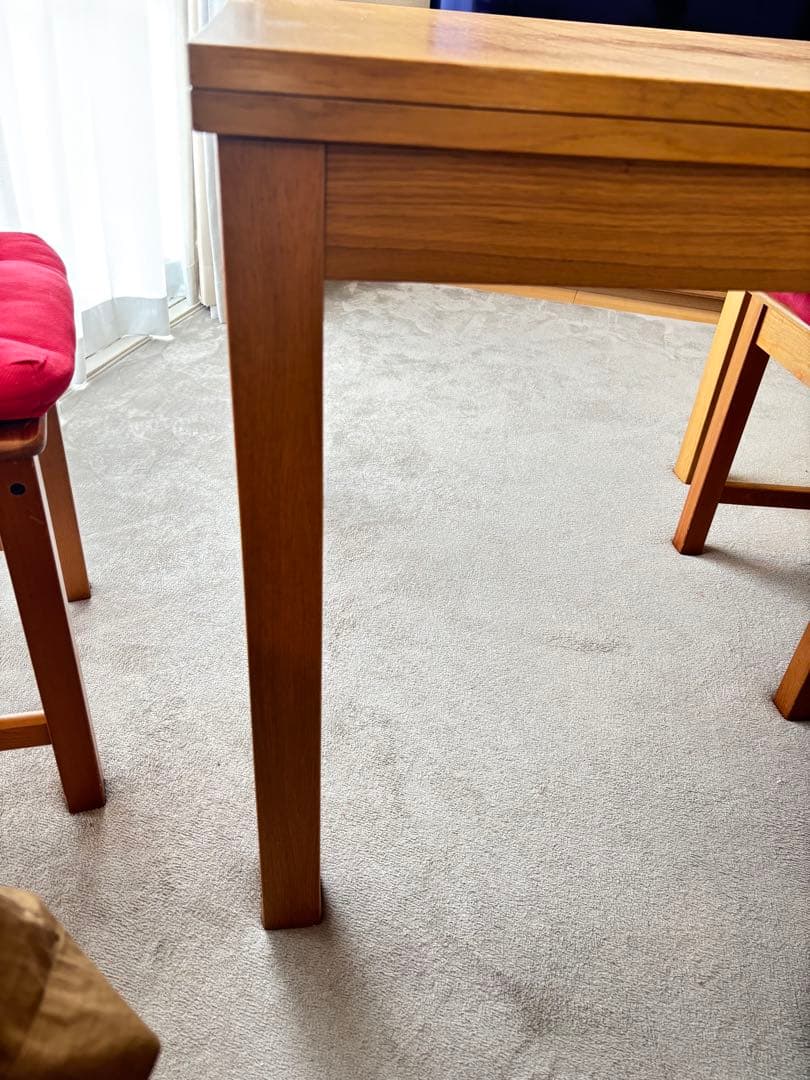 IKEA伸縮式ダイニングテーブル「BJURSTA」