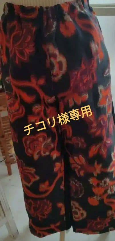 COMME des GARÇONS 黒とオレンジの花柄 ガウチョパンツ COMME des GARÇONS 黒とオレンジの花柄 ガウチョパンツ