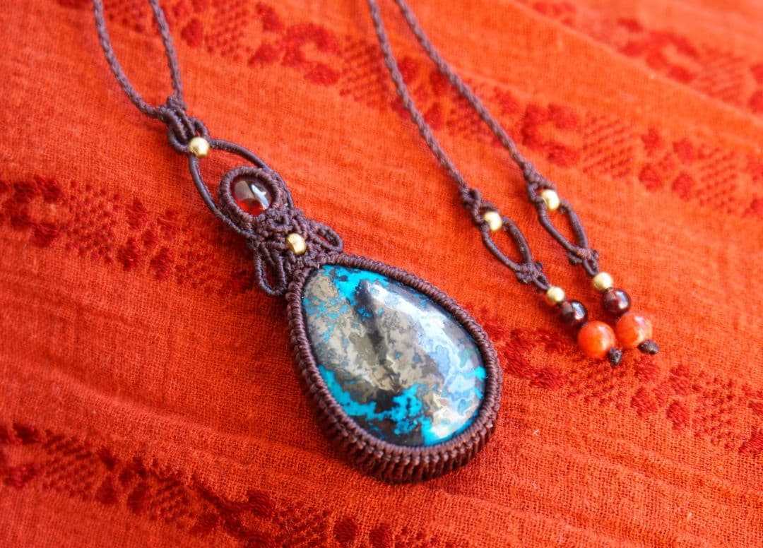 アズライトクリソコラinパイライト ヘソナイトガーネット マクラメ