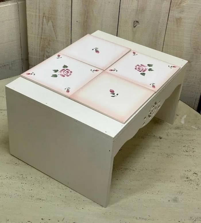 ななさん専用マニーローズキッチンセンターラック、ほうき、タイルの