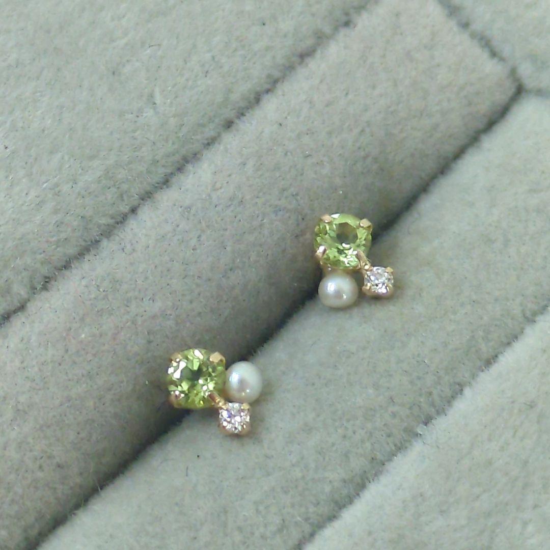 ヨンドシー 4℃ K10 ピアス ライトグリーン クリスタルラインストーン