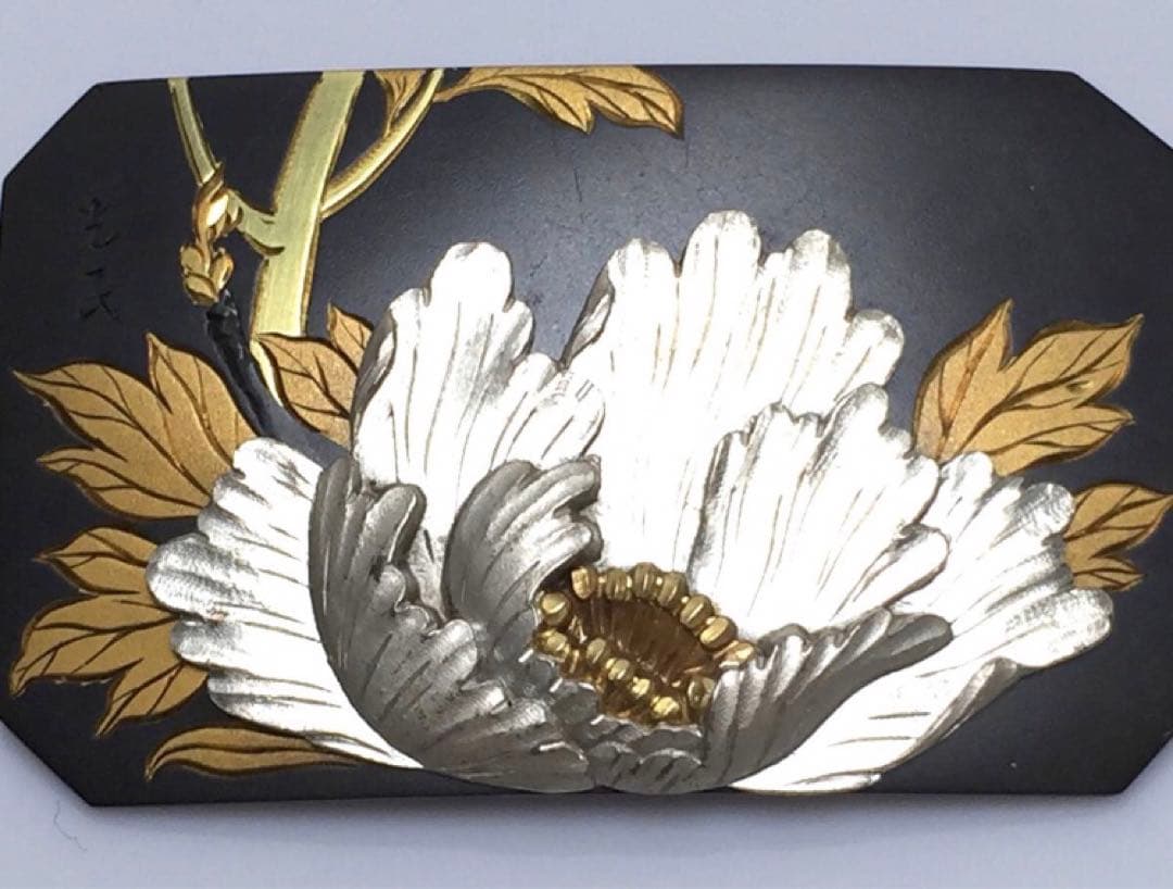 古美道】光民 四分一地 金銀象嵌 帯留 牡丹 横6cm 金工彫金 アンティーク