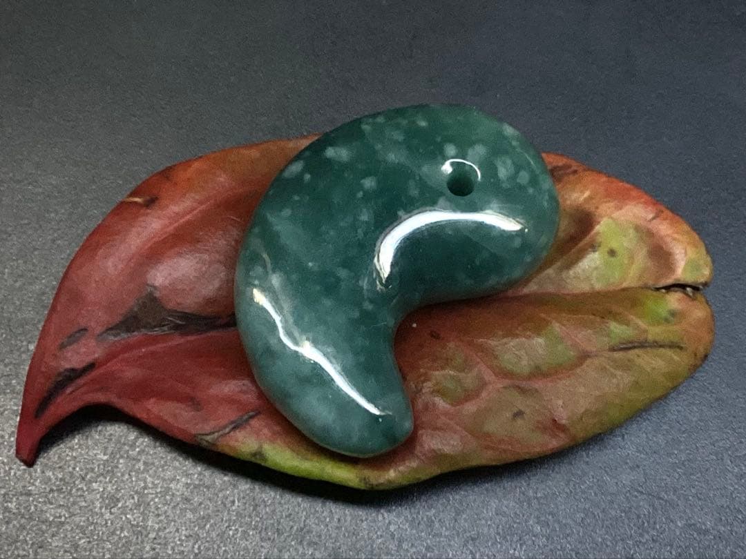 ✳premiumシリーズ幸運の糸魚川翡翠翡翠 美麗 勾玉 再結晶線入り御守り