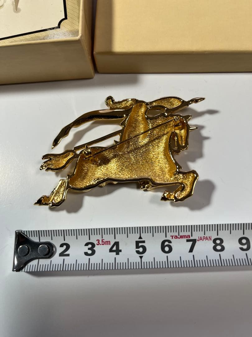 Burberrys ゴールド 馬のブローチ(バーバリープローサム) - メルカリ