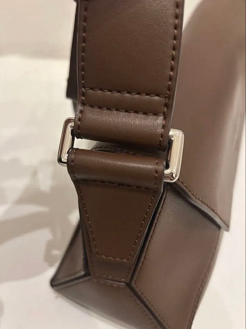 【新品未使用】Charles&Keith ナスリンジオメトリックショルダーバッグ