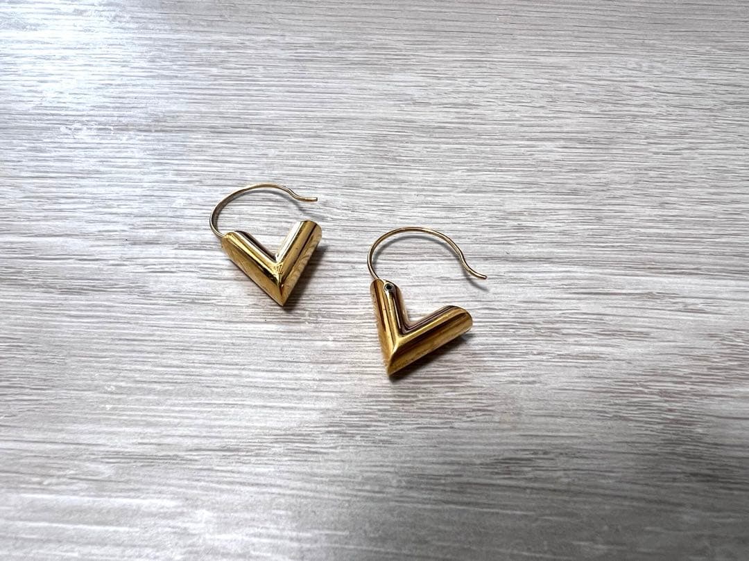 売り切り希望】ルイヴィトン ゴールド V字型 フープピアス