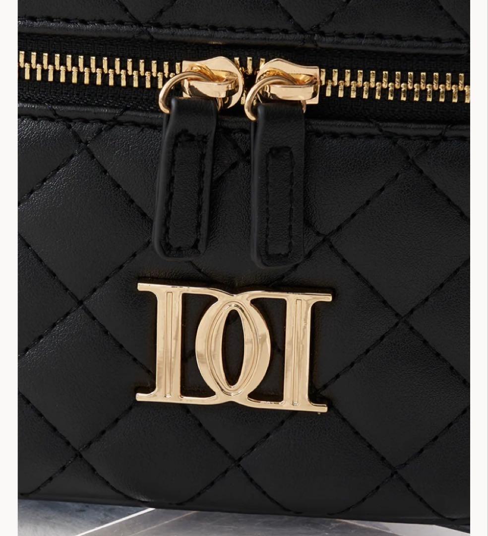 ダーリッチ ゴールドパーツキルティングスクエアミニバッグ