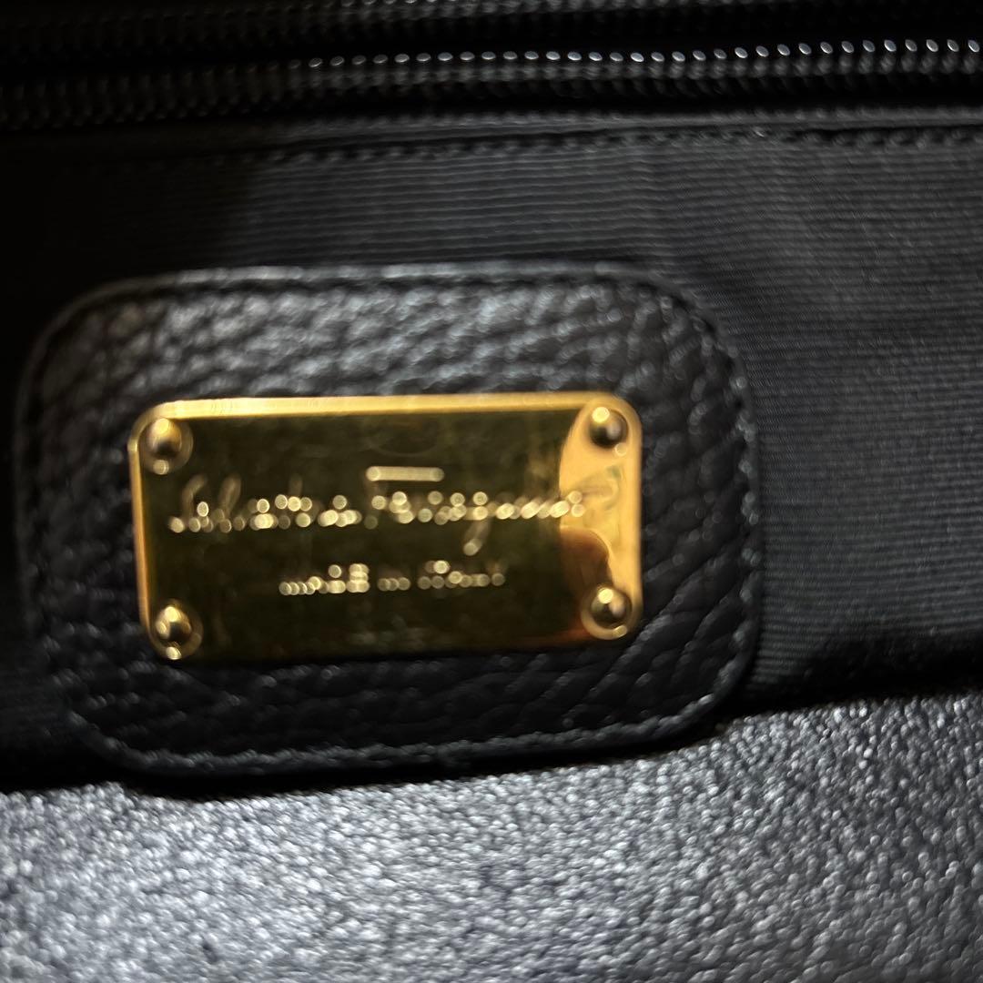 フェラガモ　ブラックレザーハンドバッグ