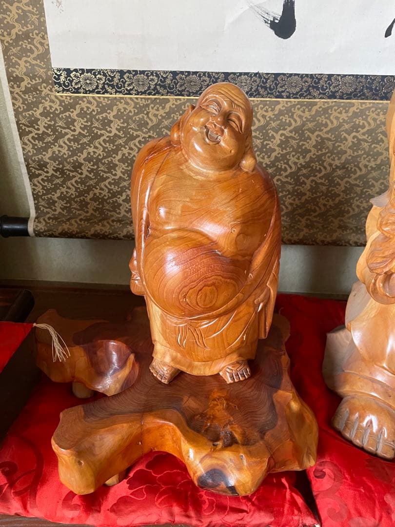 美品 骨董品 高級木彫り 大黒様 木製の笑顔の仏像セット 木彫り 赤い座布団