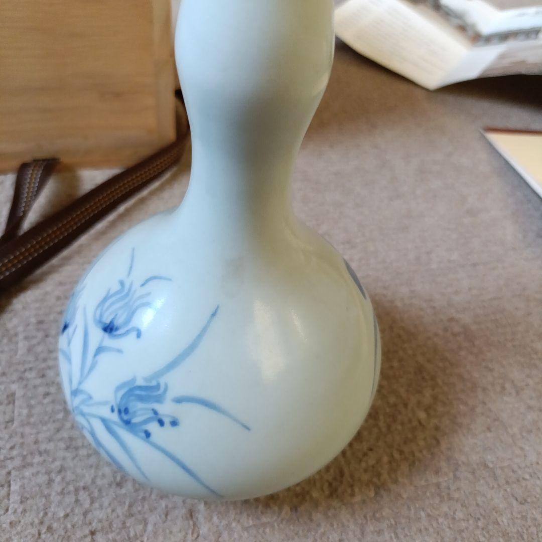 青花草花文白磁瓶 池 順鐸（ジ・スンタク、지순탁 ）作 共箱、陶