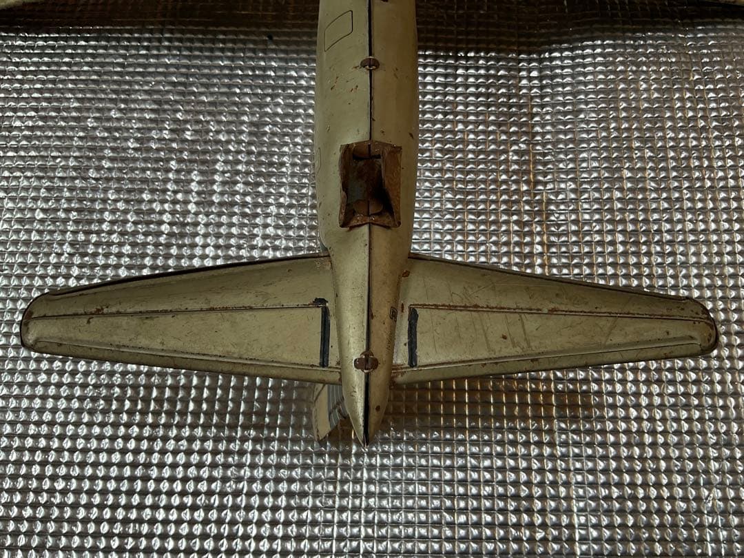 日本航空旅客機DC-7C プロペラ旅客機。【後輪タイヤ欠品、胴体翼分離可能と錆】