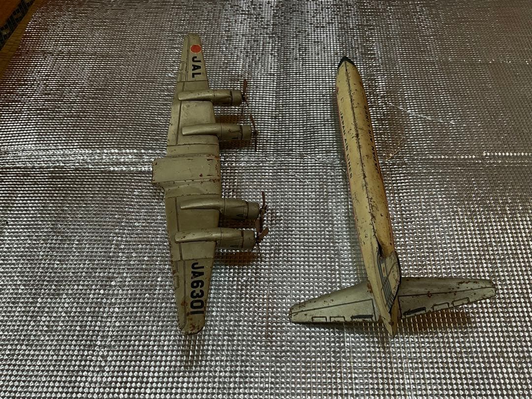 日本航空旅客機DC-7C プロペラ旅客機。【後輪タイヤ欠品、胴体翼分離可能と錆】