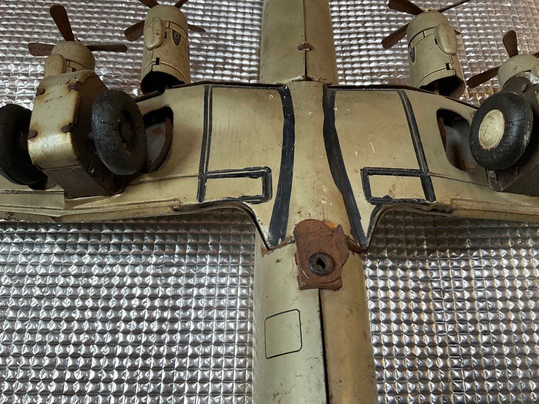 日本航空旅客機DC-7C プロペラ旅客機。【後輪タイヤ欠品、胴体翼分離可能と錆】