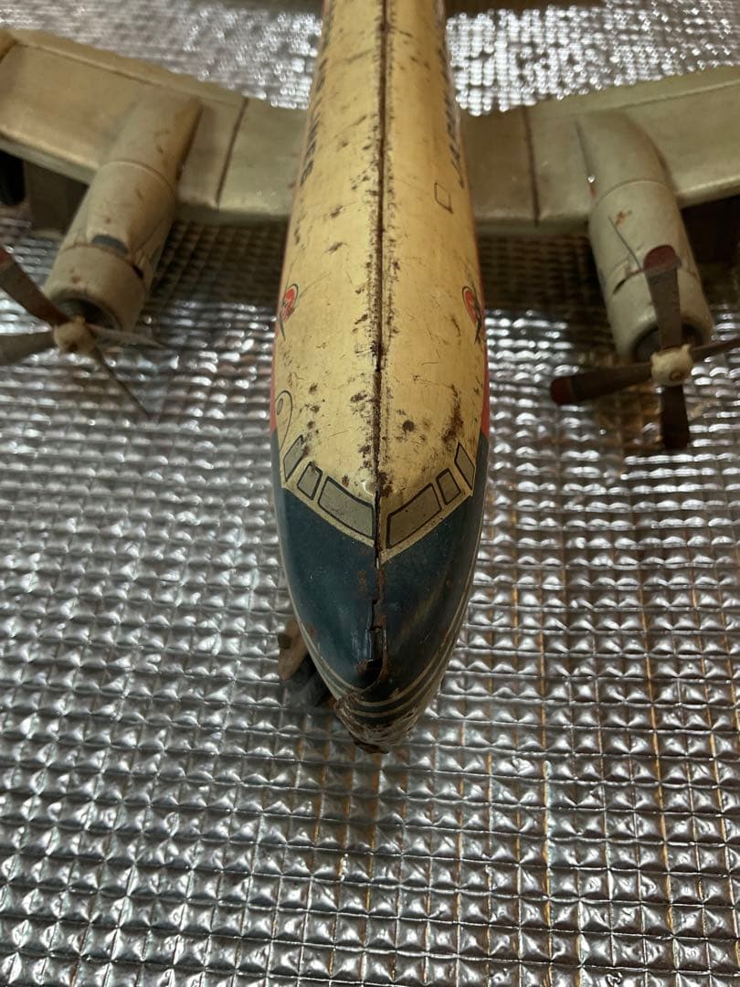 日本航空旅客機DC-7C プロペラ旅客機。【後輪タイヤ欠品、胴体翼分離可能と錆】