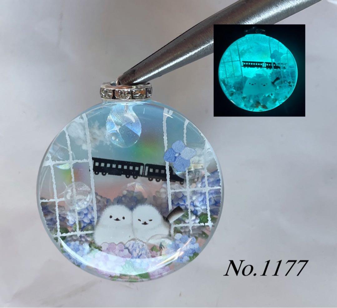 RUKURUKU/紫陽花と鳥居とシマエナガ　蓄光　オルゴナイトキーホルダー