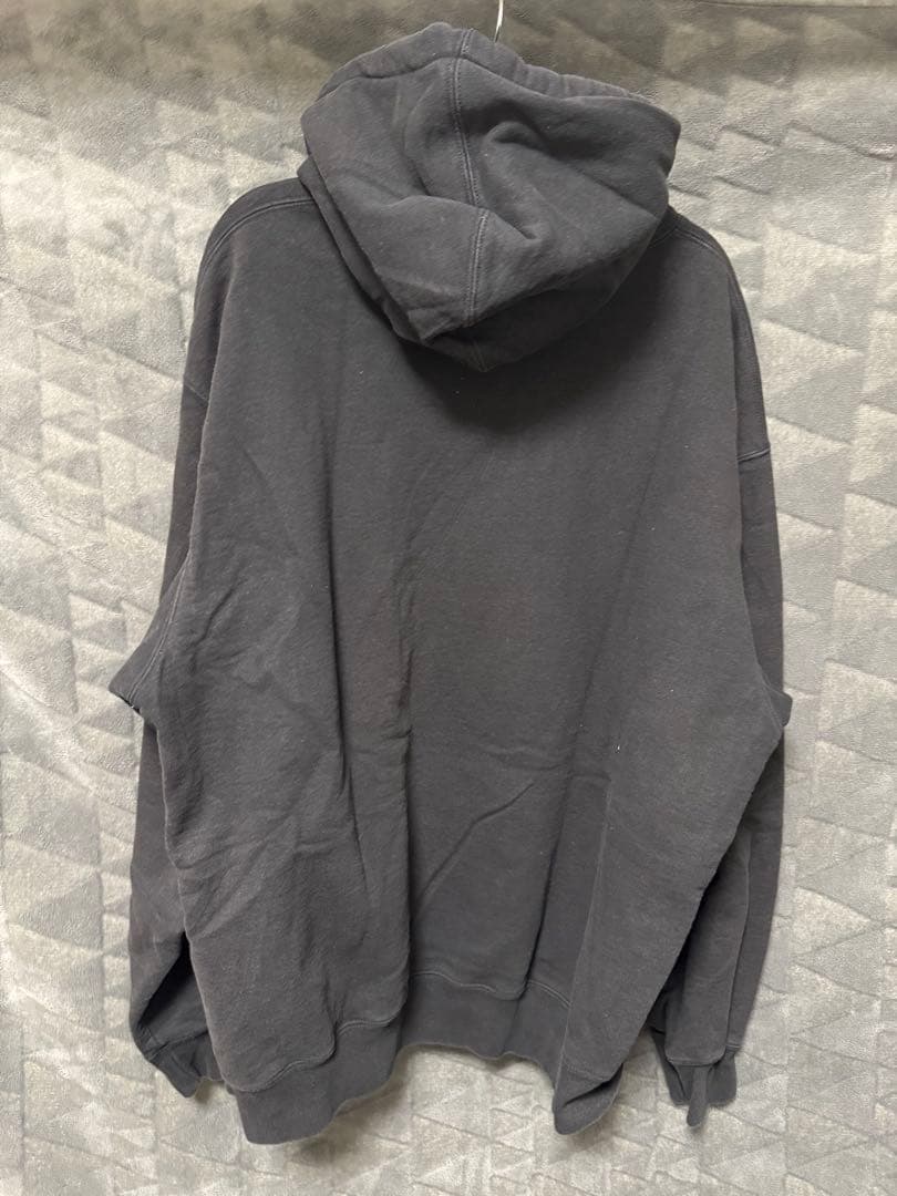 XL Supreme 黒スモールボックスロゴパーカ