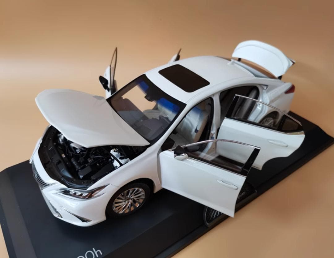 限定版1/18 レクサスES300H 模型ミニカー完成品　展示台付き　白